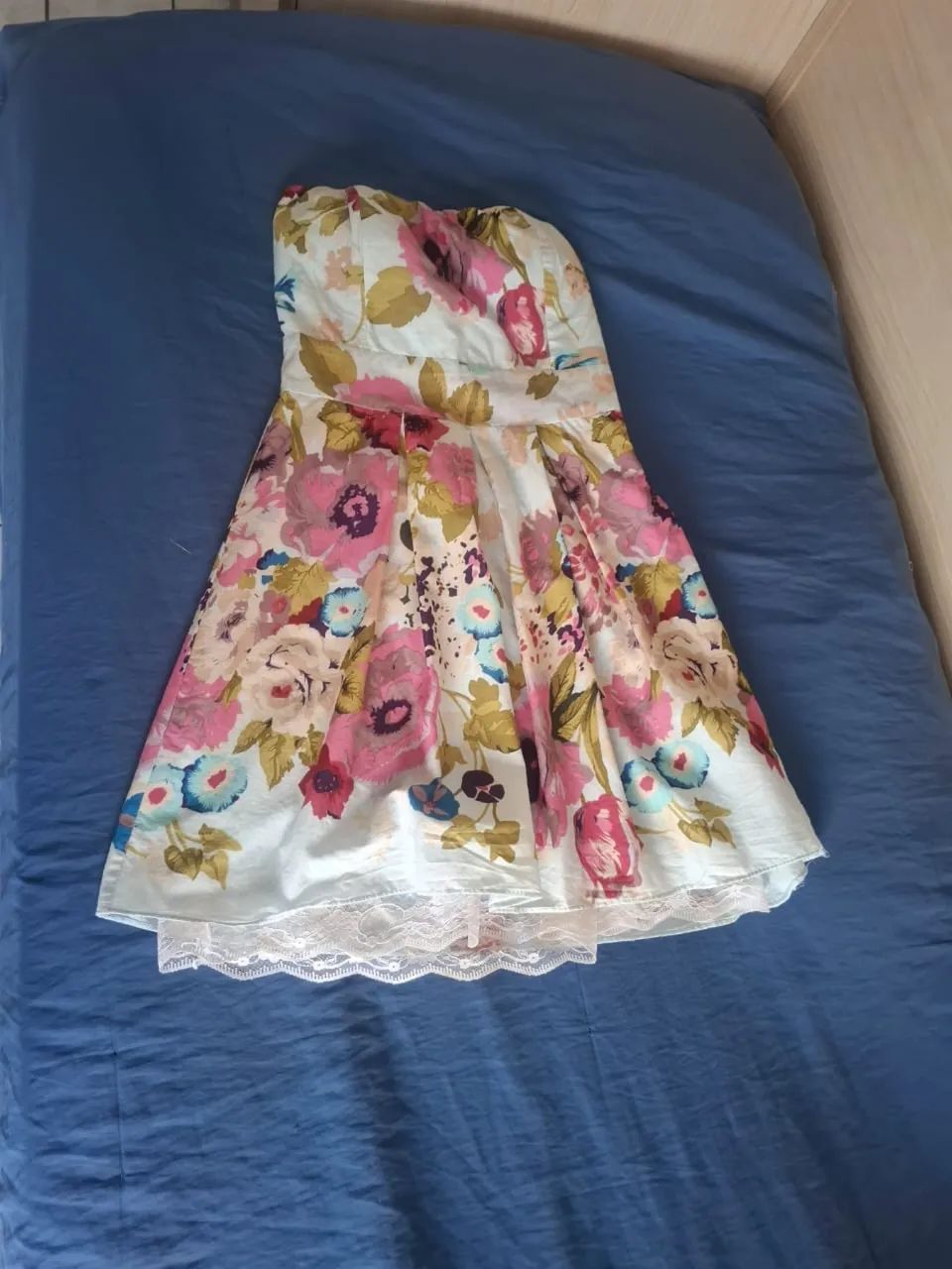 Vestido curto tomara que caia floral com renda - Foto 2