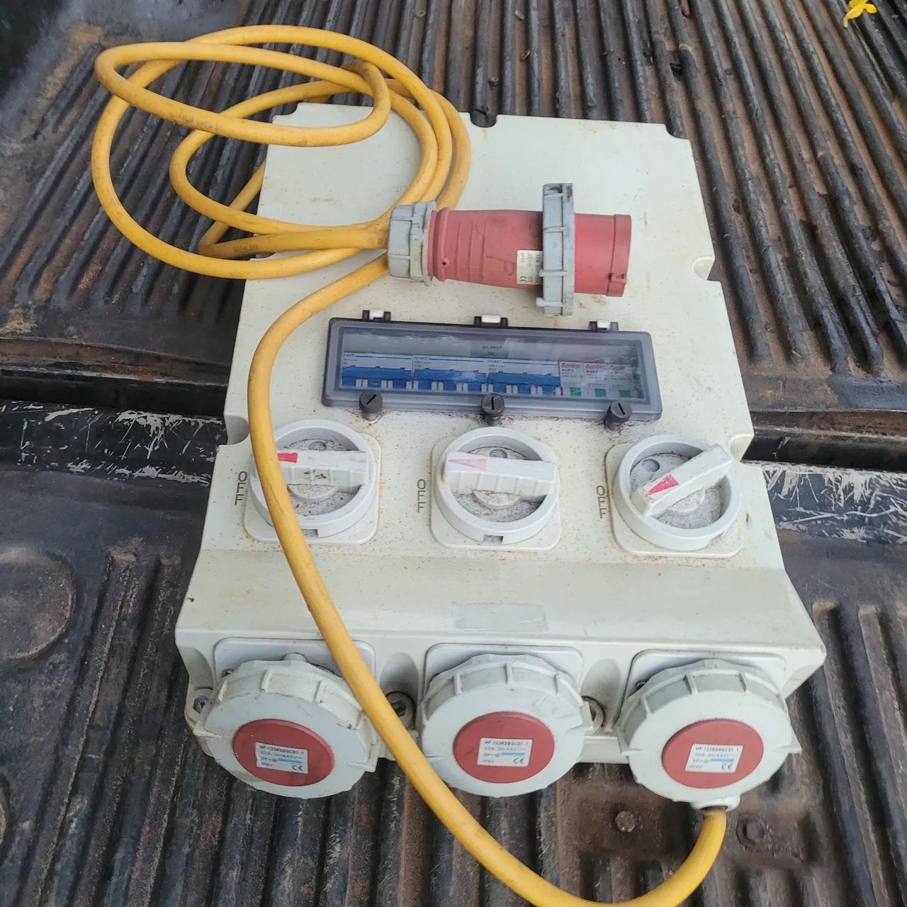 Quadro de Tomadas Industrial - Alta Resistência agua para canteiro de obras  com 3 tomadas