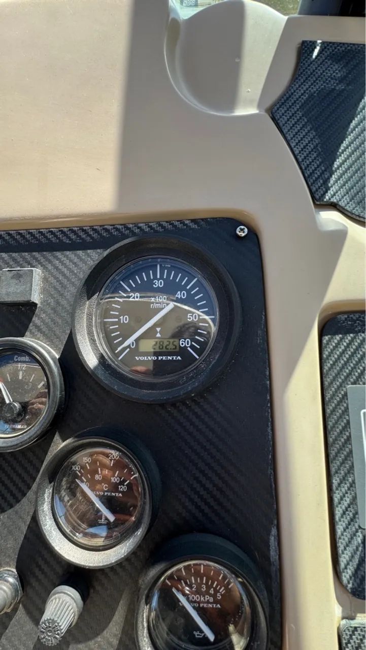 Lancha Ventura 330 Premium com Motor Volvo Pente 8.1 380Hp com apenas 282 horas  - Foto 7