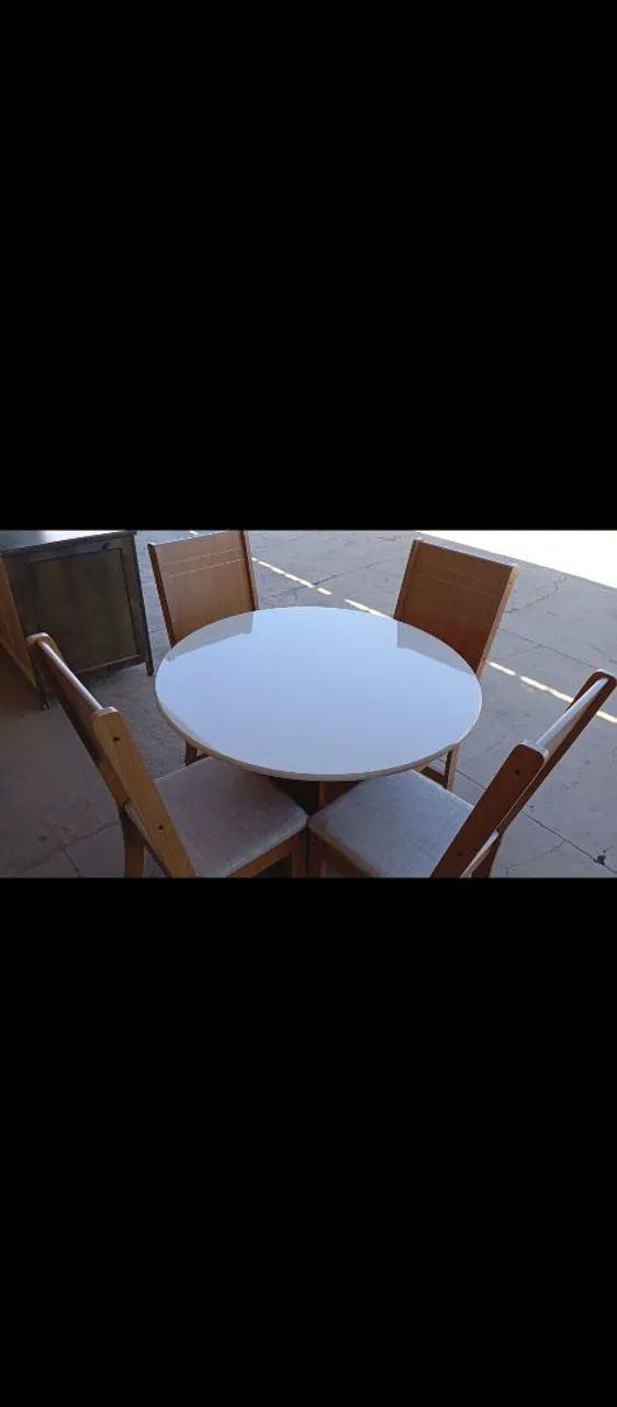 Conjunto Mesa Redonda com 4 Cadeiras - Foto 2