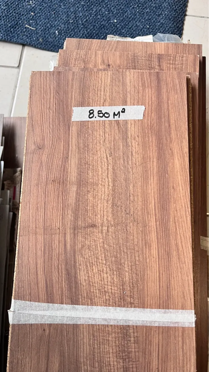 Piso laminado com pequenas avarias,lote de 49m2 sortido