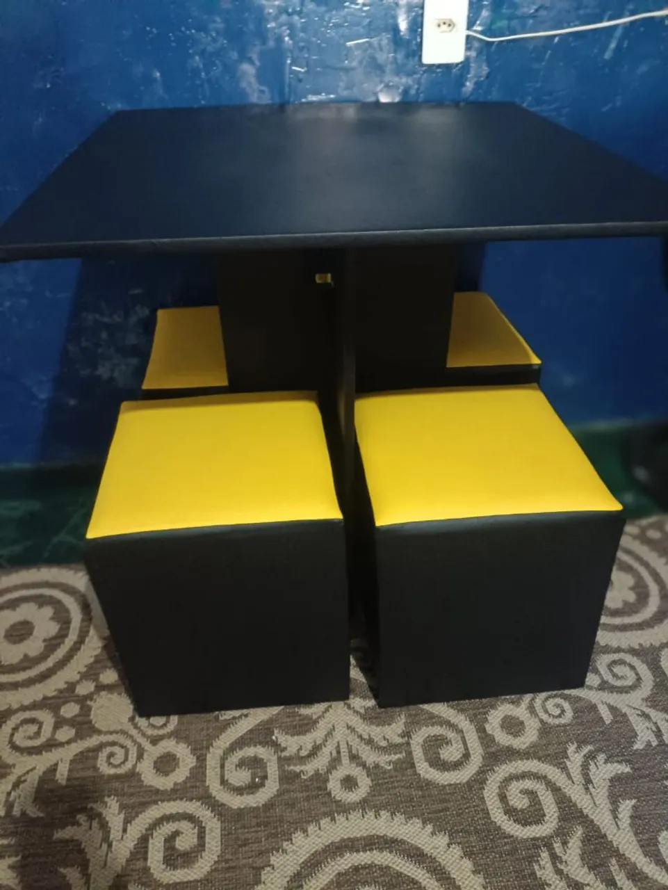 Conjunto Mesa Quadrada com 4 Bancos Estofados