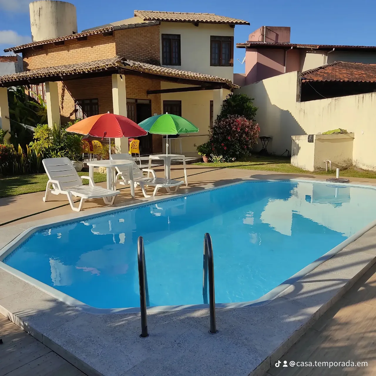 Casa com piscina na praia de Sauaçuhy!