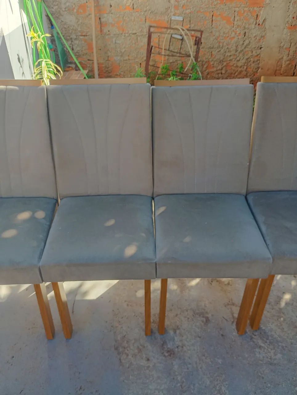 Mesa com tampo de vidro e 4 cadeiras bem conservadas entrego  - Foto 4