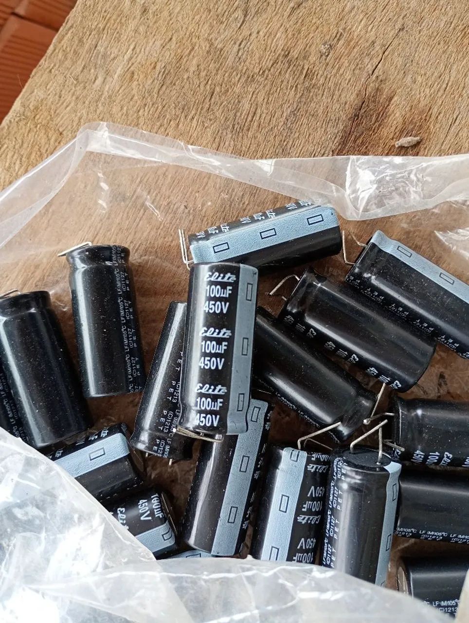 20 capacitores eletroliticos 100 uF x 400v