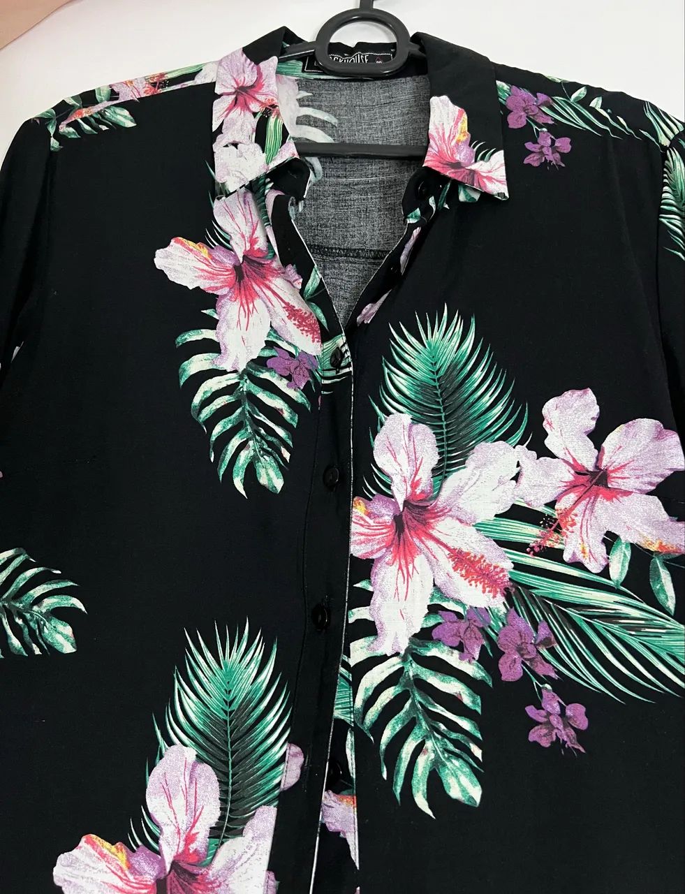 Camisa Floral Tropical Preta em Viscose Leve  - Foto 2