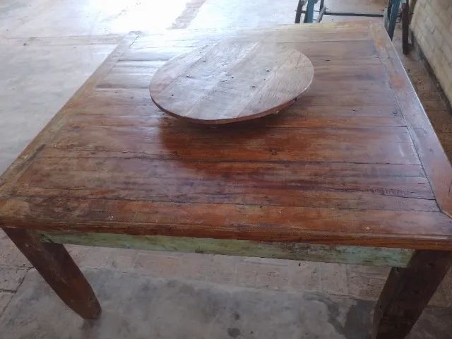 Mesa de madeira maciça, com o centro giratório - Foto 3