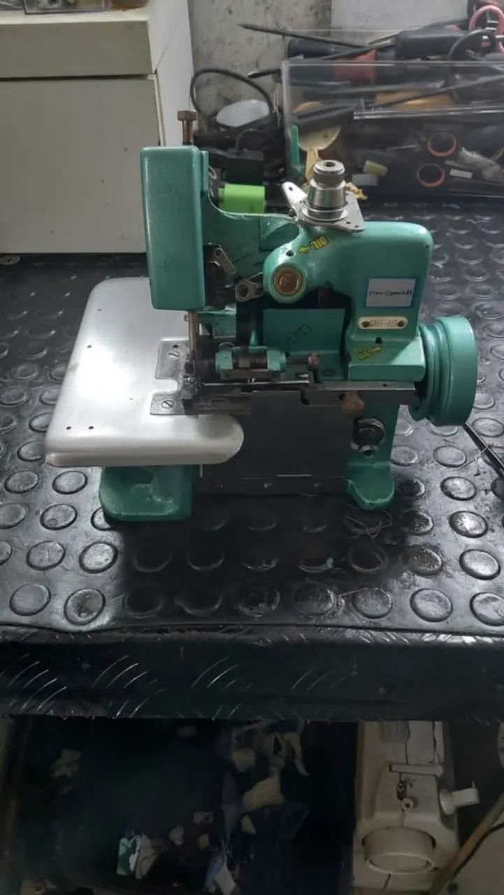 Máquina Overloque Semi Industrial com mesa 