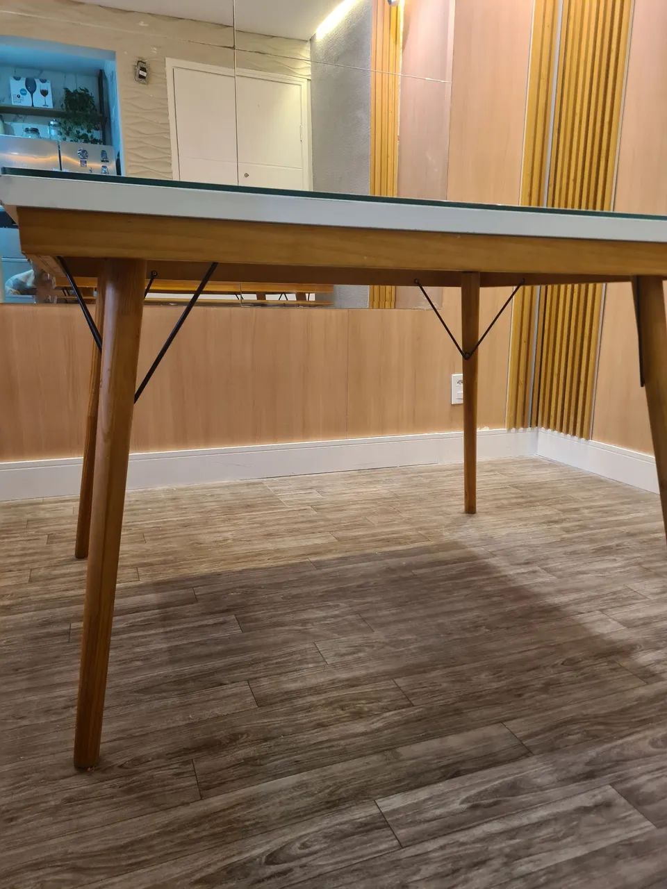 Mesa quadrada com tampo de vidro