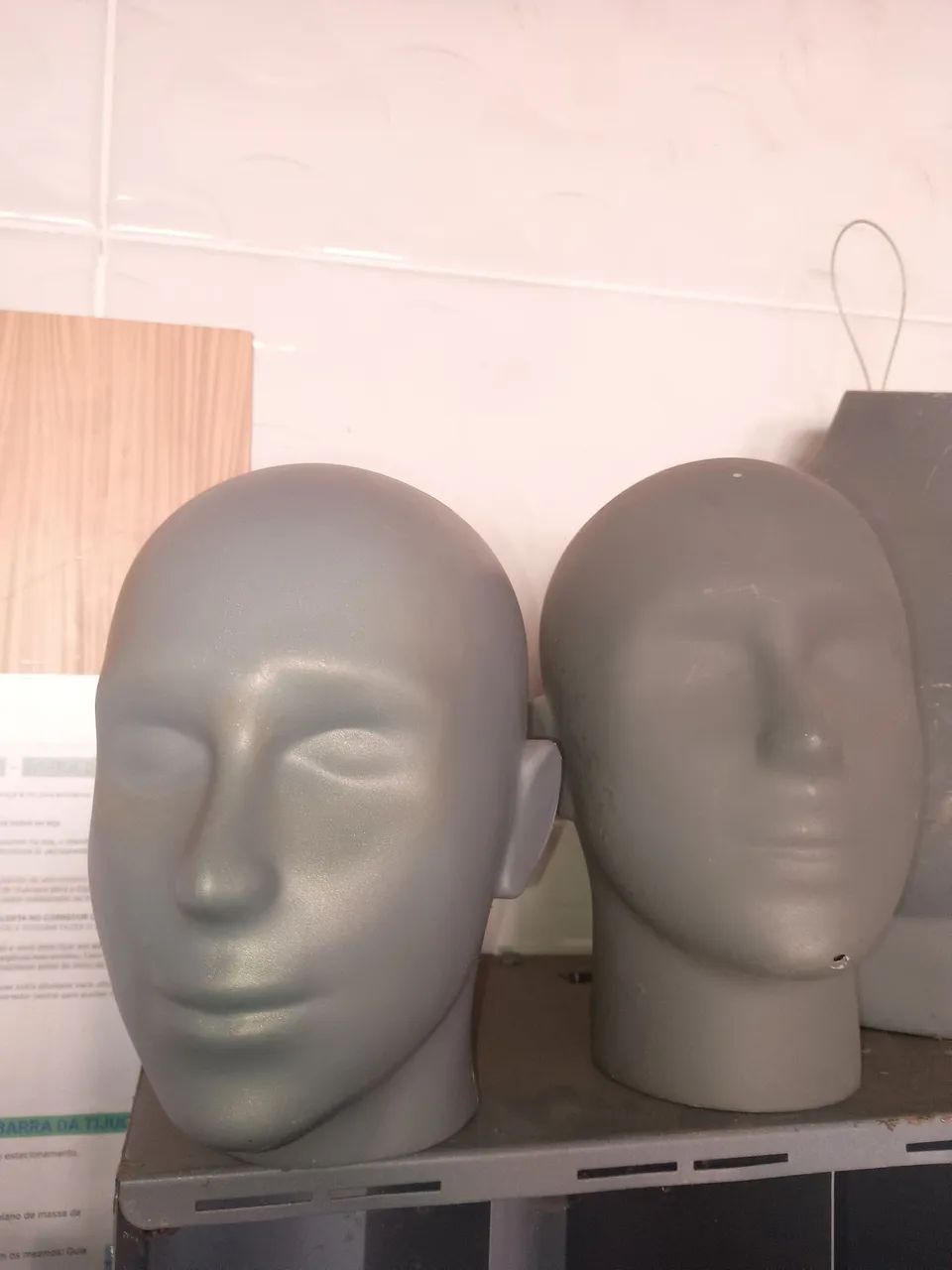 Cabecas manequins bonés óculos 