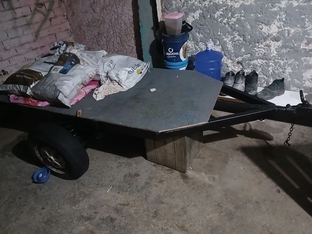 Vendo carretinha ótima pra trabalhar medida 1mt por 180mt