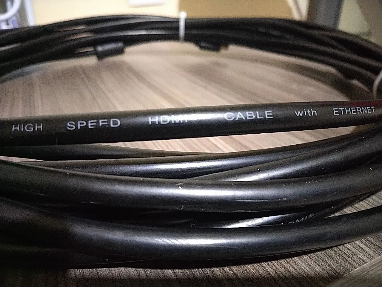 Cabo HDMI com 5 metros.