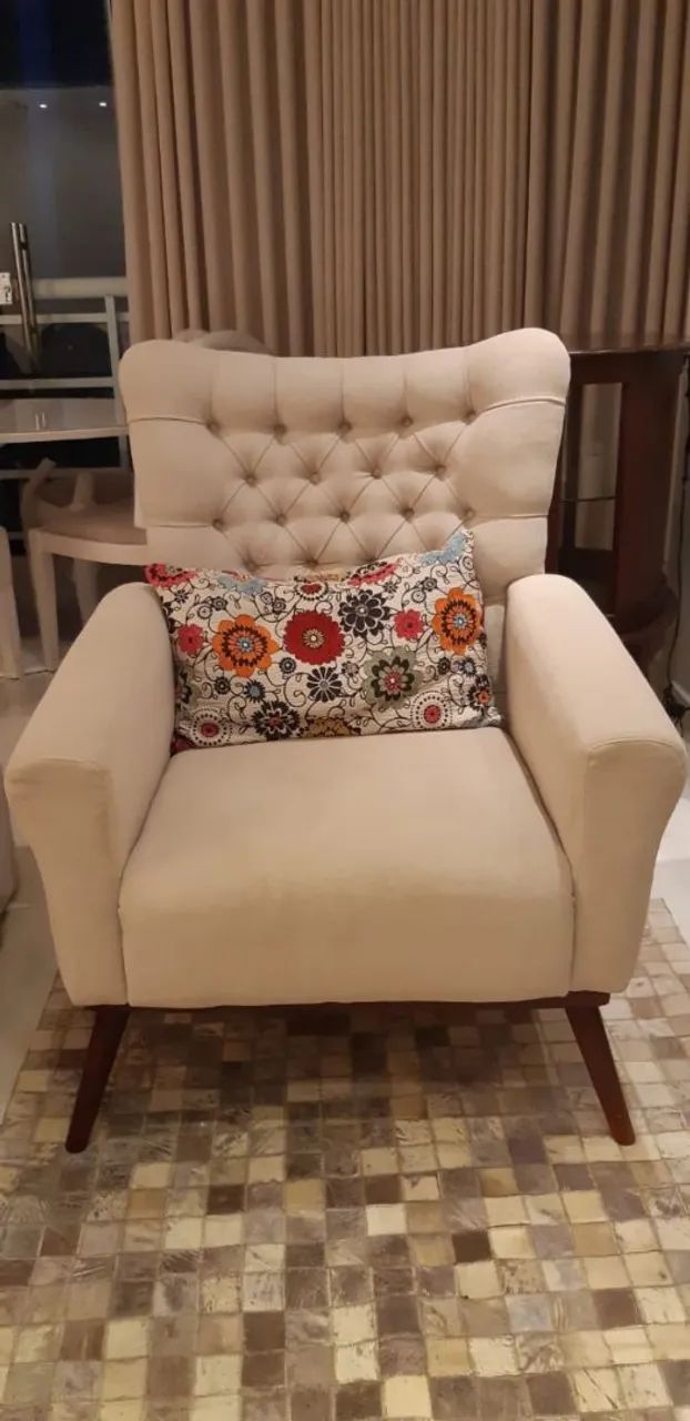 Poltrona capitonê semi nova de luxo R$ 3.890,00 por 1.499.99 Por 1.699,99 cada  - Foto 2