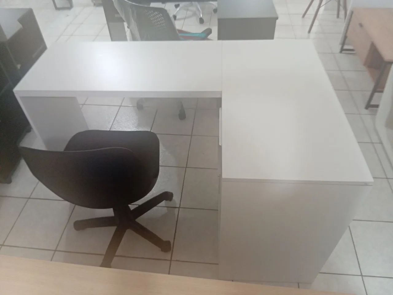 Mesa em L e cadeira giratória  - Foto 4