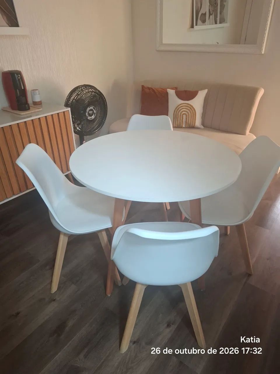 Mesa com quatro cadeira branca  - Foto 4