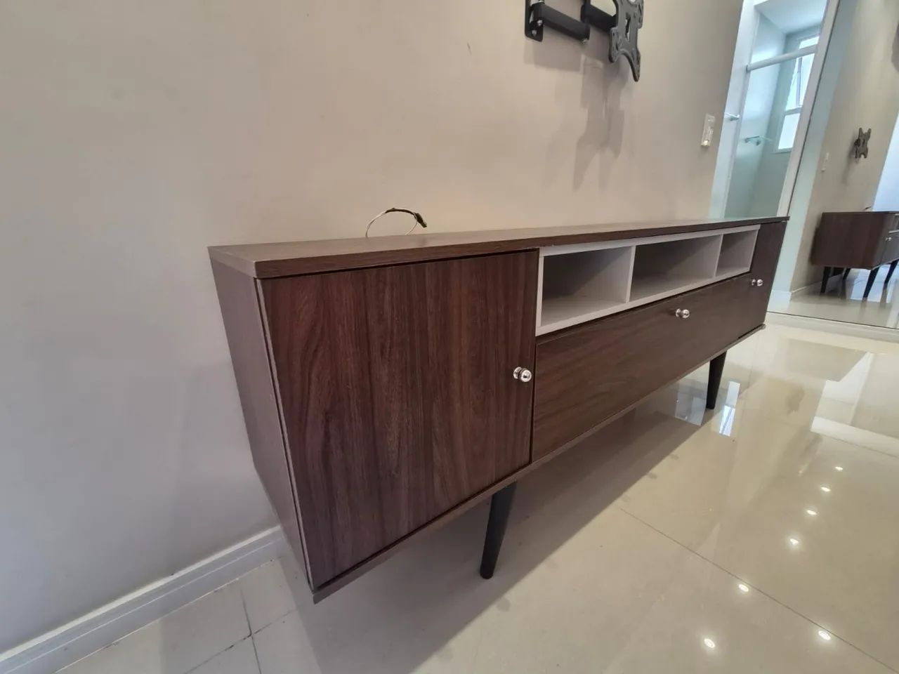 Rack para TV em Madeira com Nichos e Portas, Ótimo Estado - Foto 4
