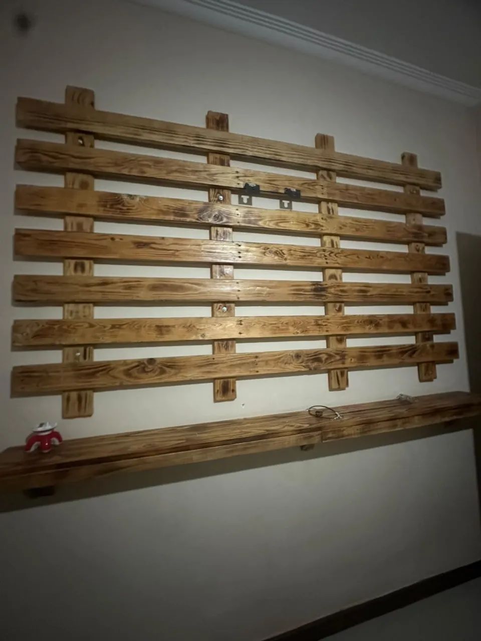 PAINEL DE MADEIRA RÚSTICO COM PRATELEIRA - ÓTIMO ESTADO - Foto 2