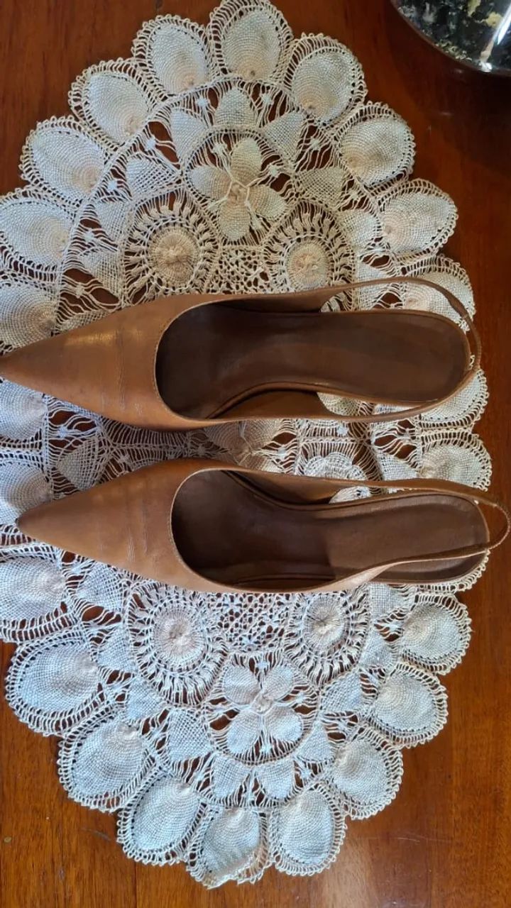 DOIS PARES DE SAPATOS CHANEL, 36 