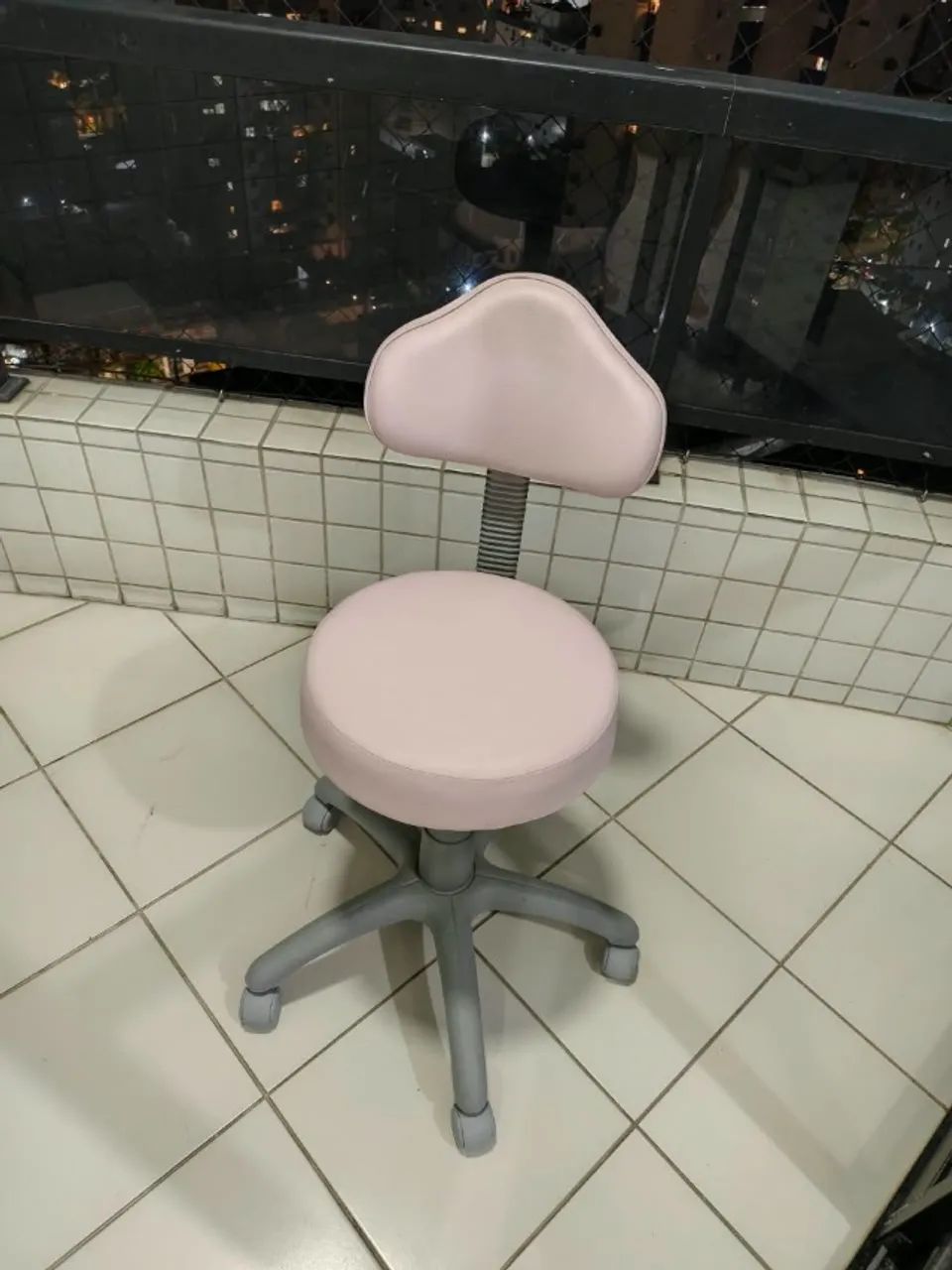Cadeira mocho com encosto (rosa)