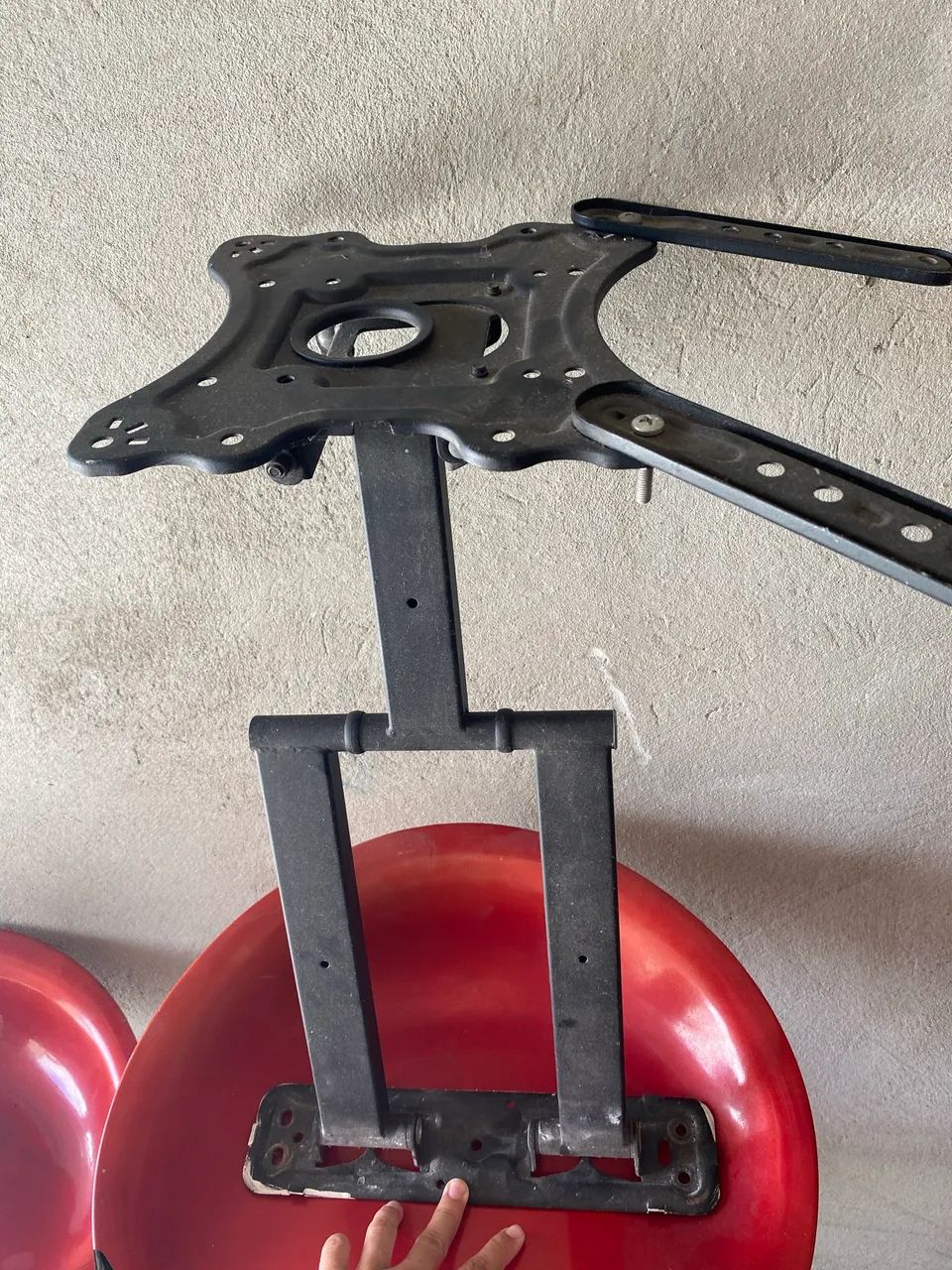  suporte tri-articulado de metal preto para TVs de 14 a 65 polegadas - Foto 3