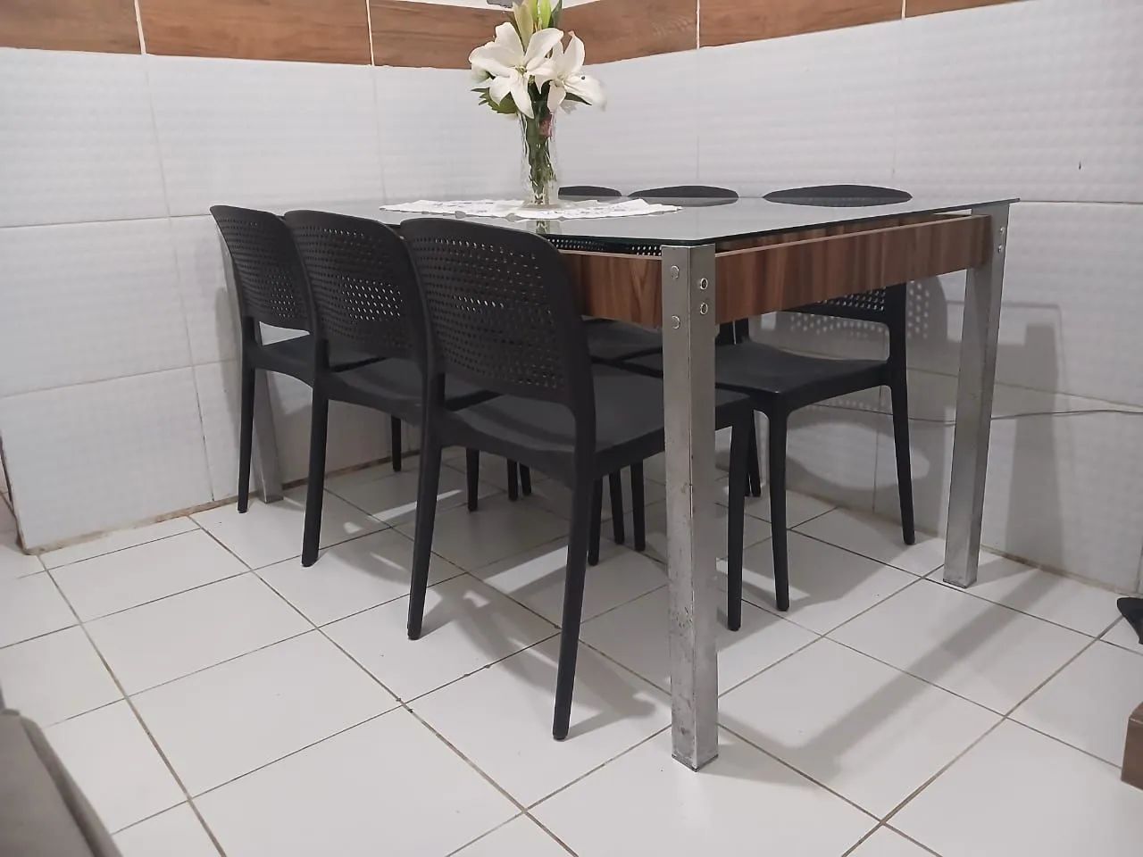 Vendo mesa com 6 cadeiras e tampa de Vidro - Foto 4