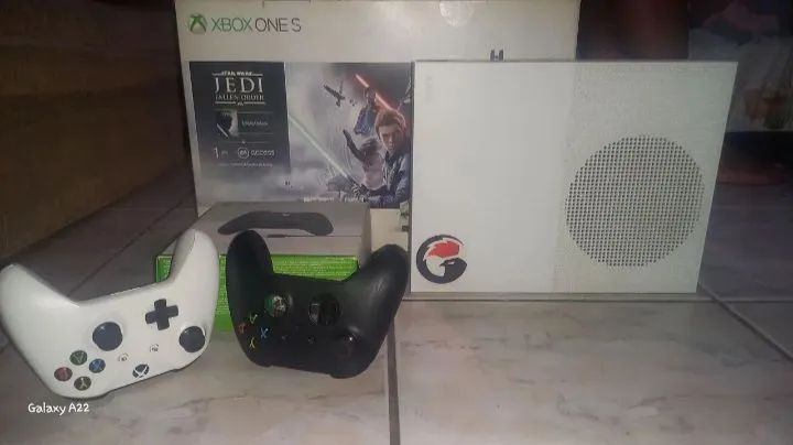Xbox One S 500GB com 2 controles  - Foto 2