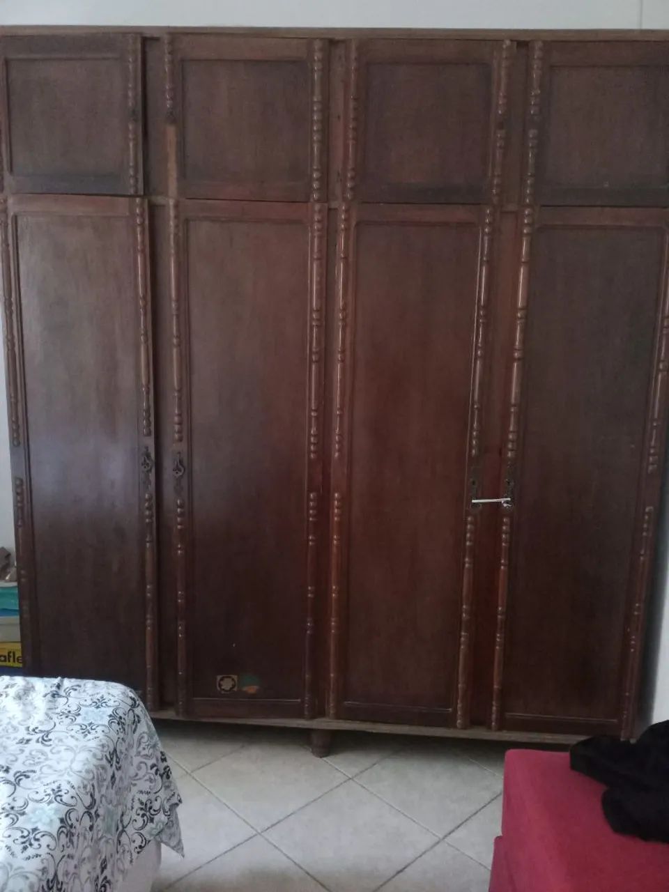 Guarda-roupa de 4 portas com  maleiro e madeira pura!!