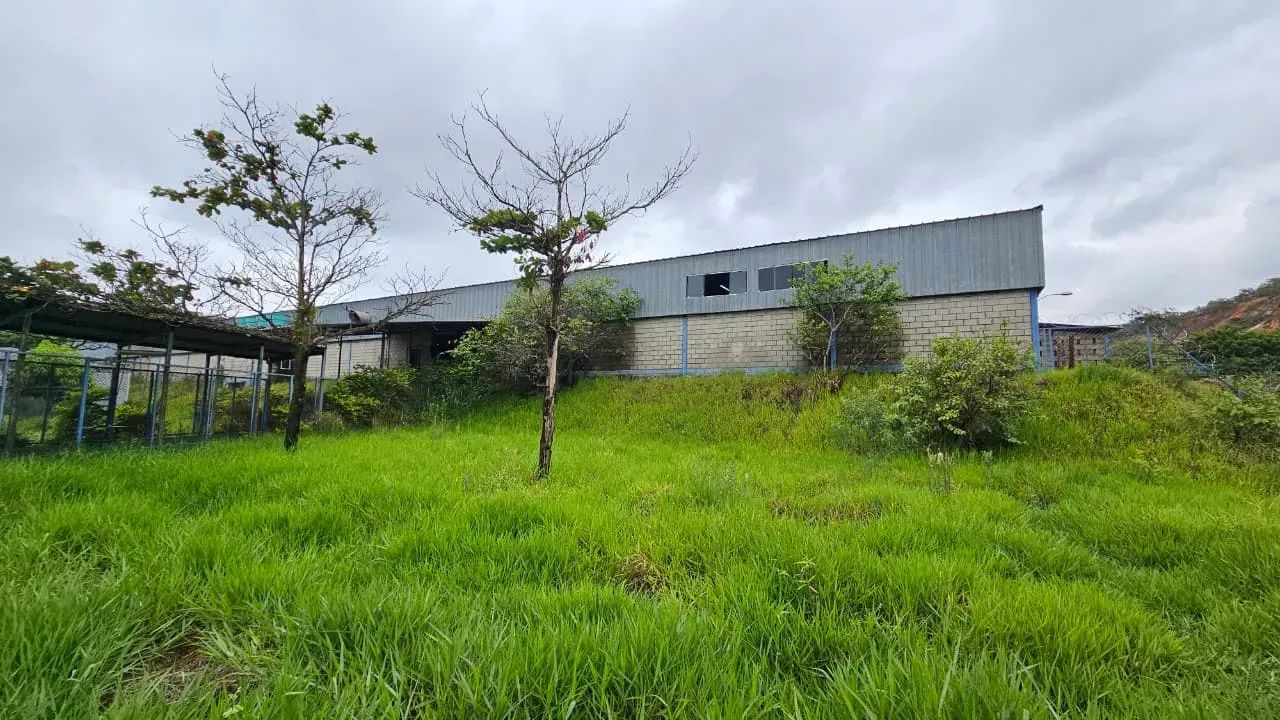 Terreno com 29.830m² de área, sendo em torno de 19.000m² com terraplanagem e 6.400m² de ga - Foto 3