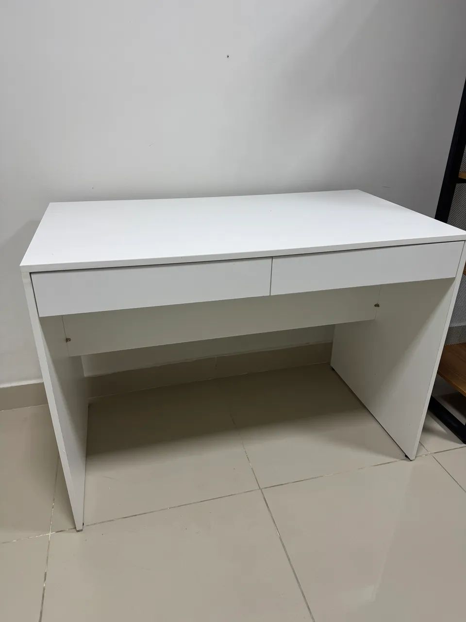 Mesa de escritório com gaveta 