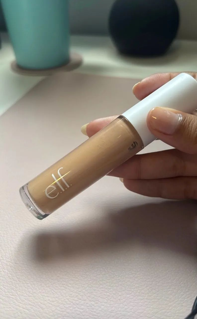 corretivo elf na cor medium sand