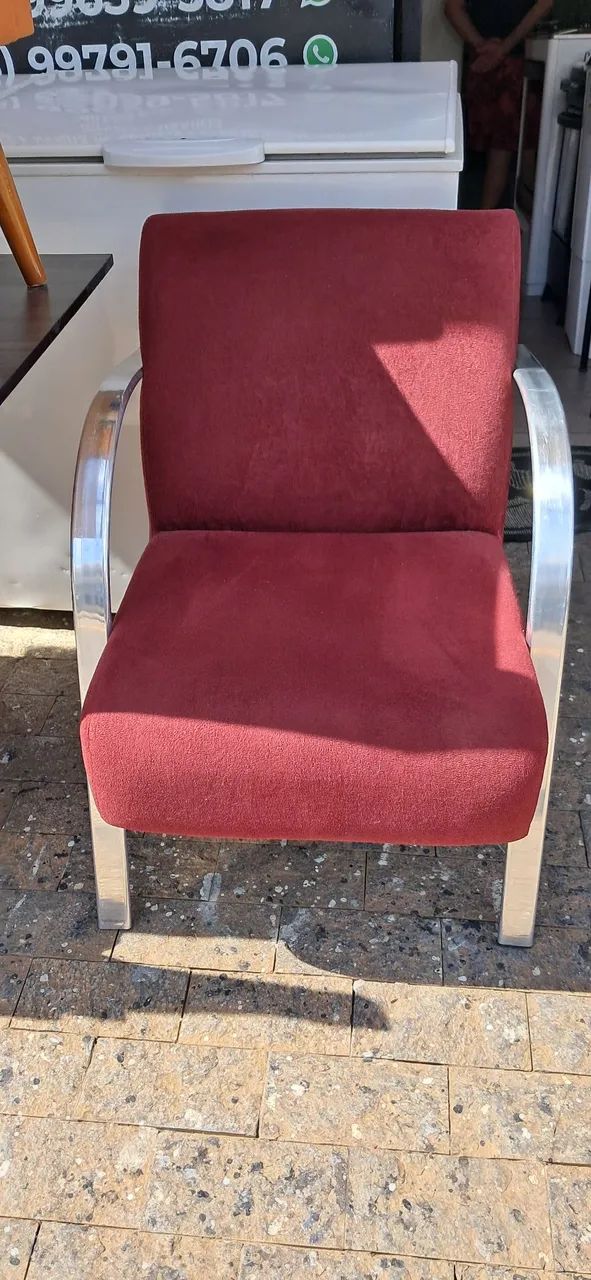 2 poltronas Vênus, cor vermelho vinho. Ótimo estado de conservação.