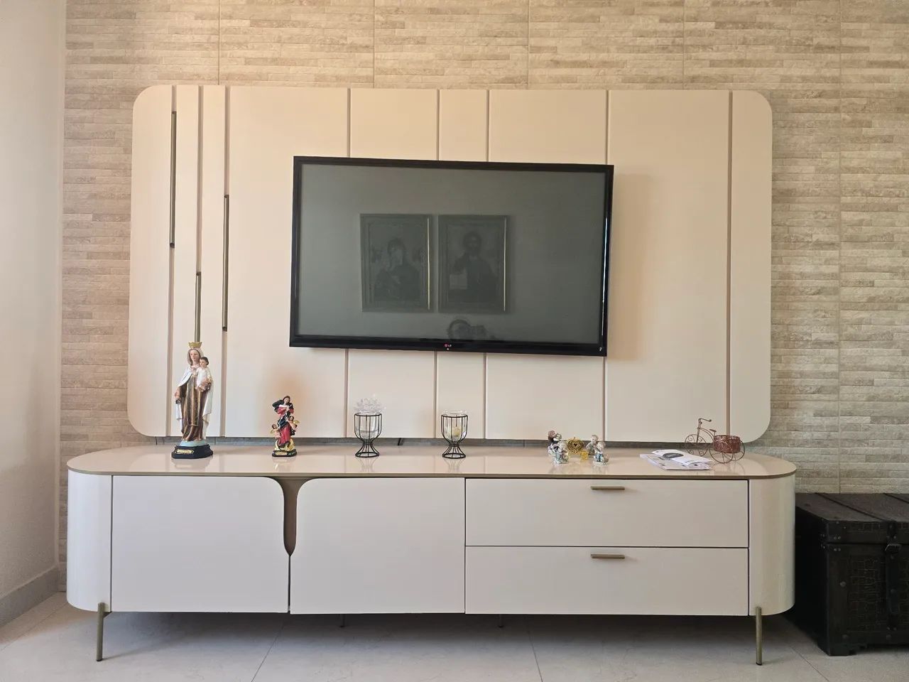 Home com painel de tv.