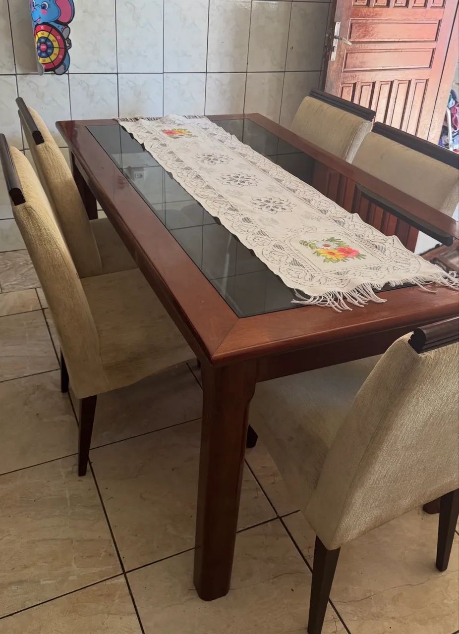 Mesa madeira com vidro e 6 cadeiras 