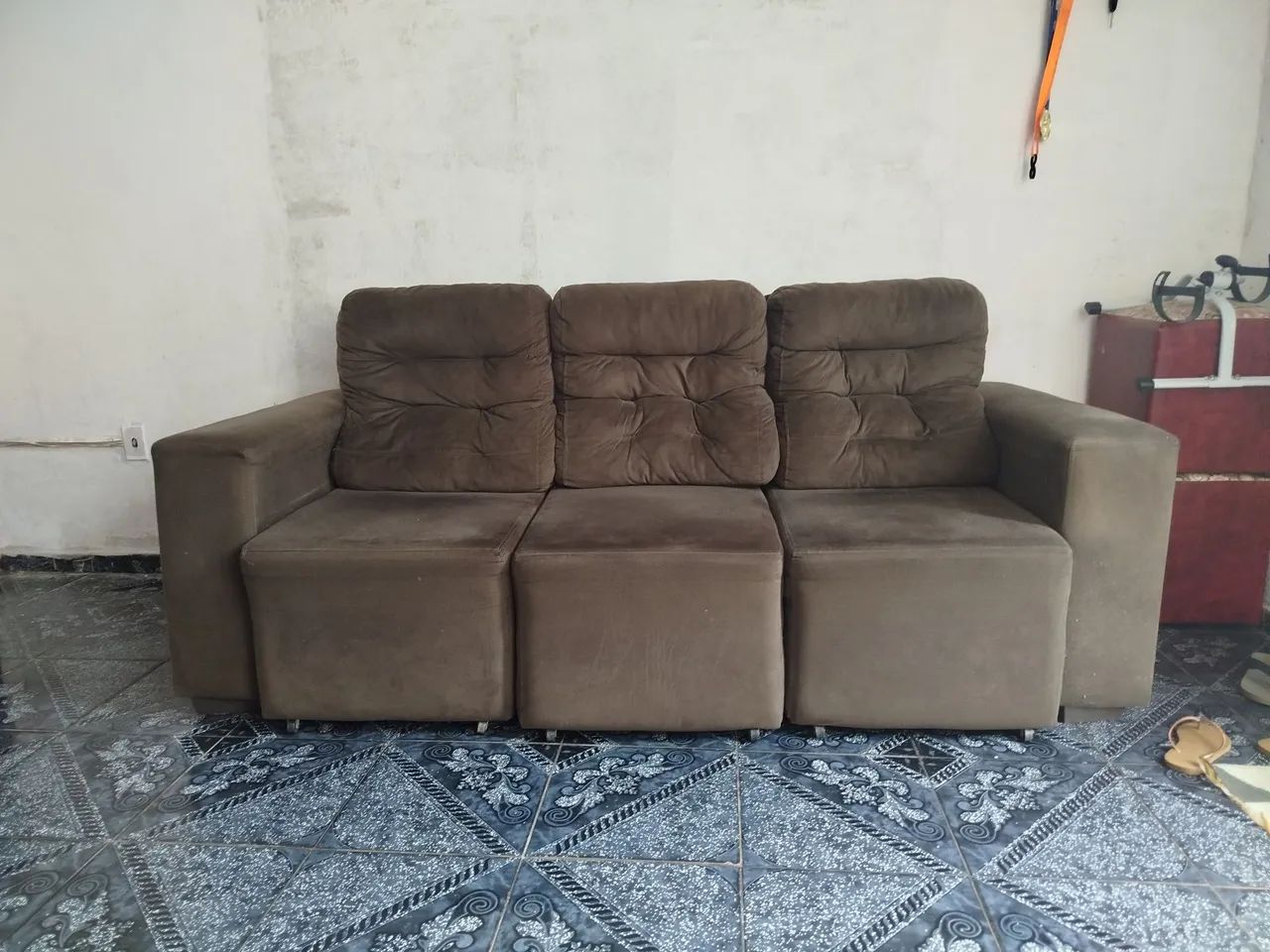 Vende-se sofá de 3 lugares.