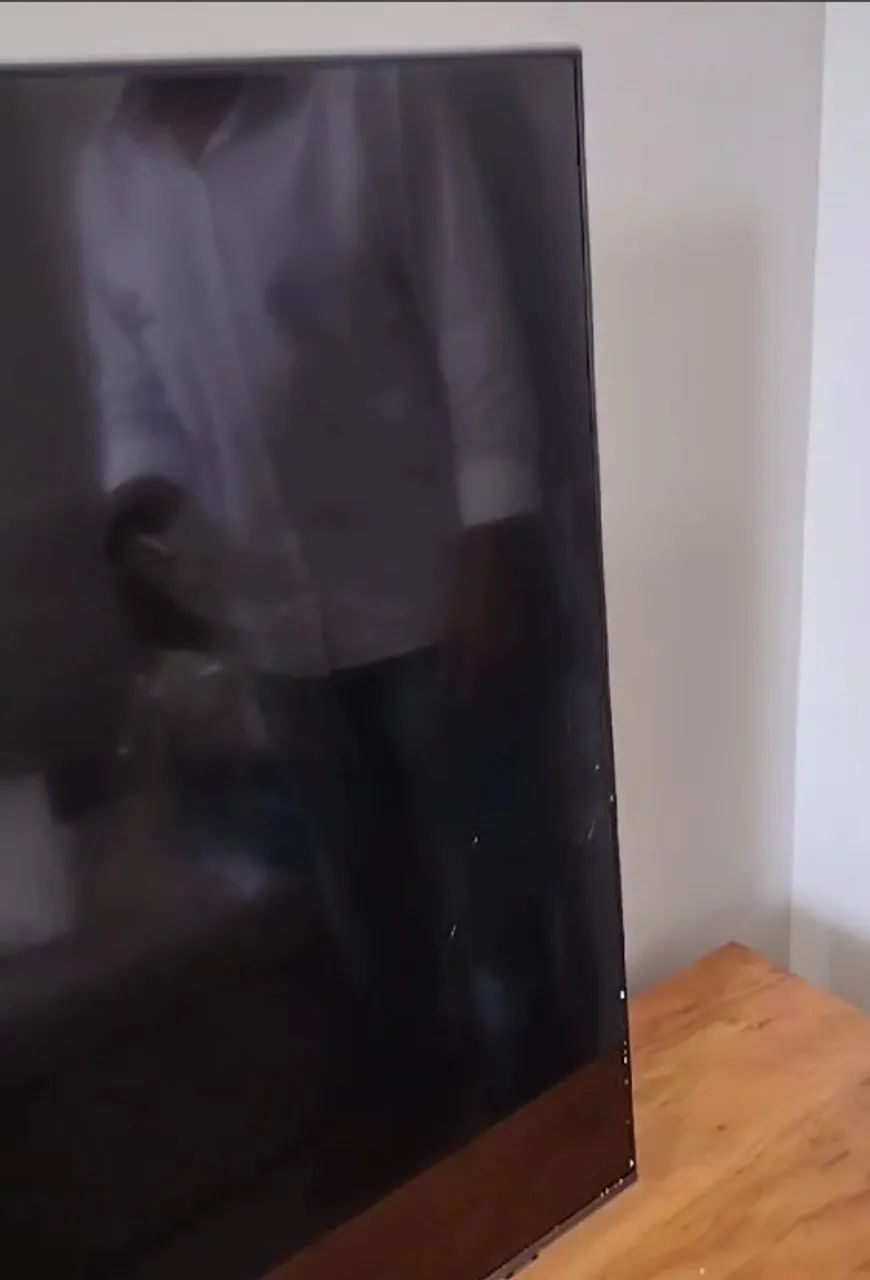 Tv nunca usada mas com tela trincada  - Foto 3