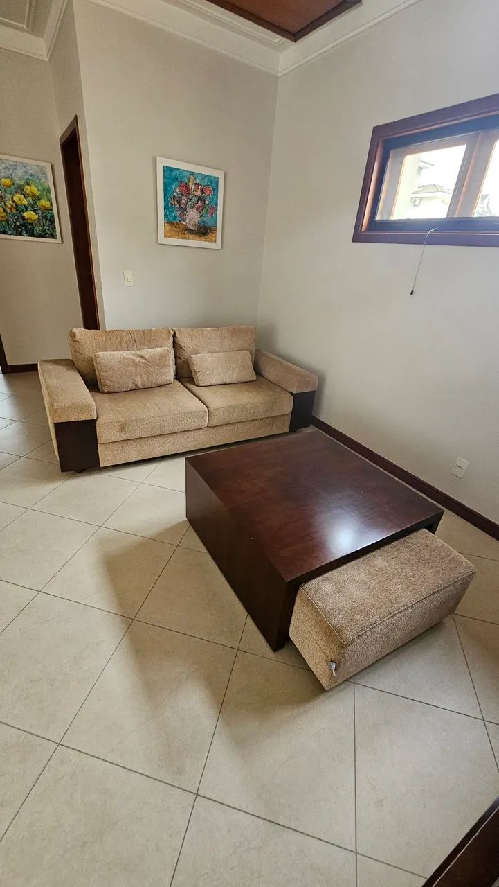 Sofá reclinável,  rack e mesa de centro