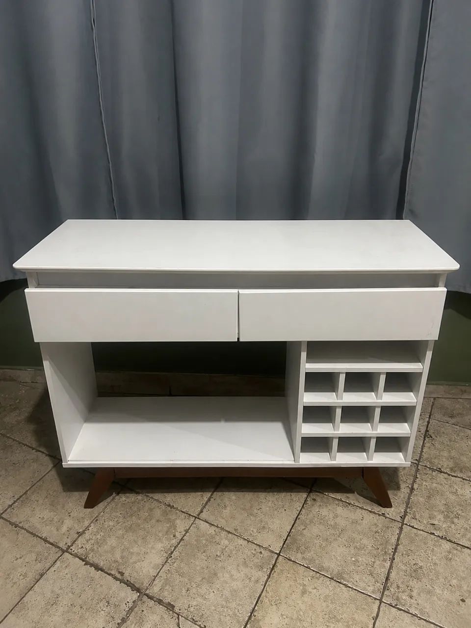 RACK PARA SALA COM PORTA VINHOS
