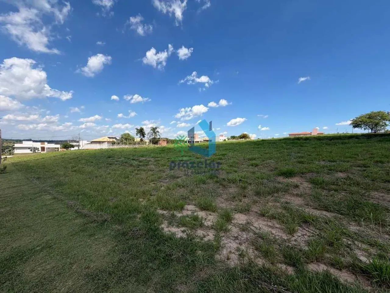 Terreno em condomínio fechado com 1.000 m²