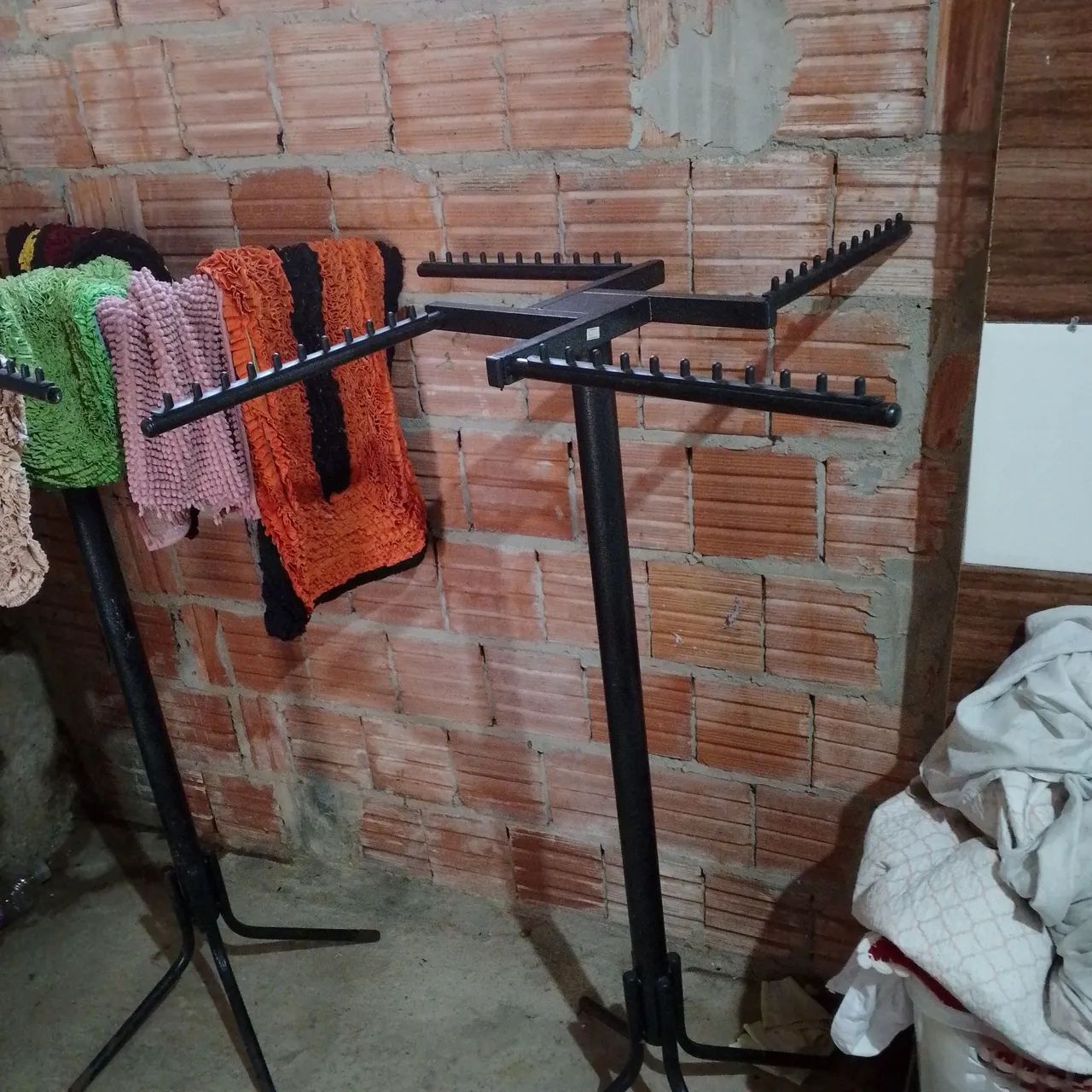 arara de chão 80 reais cada um  - Foto 2