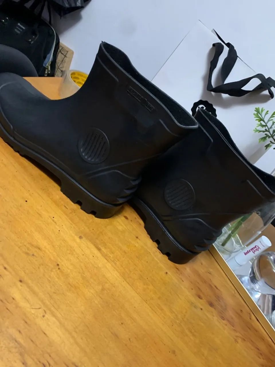 Bota impermeável 42 seminova - Foto 3