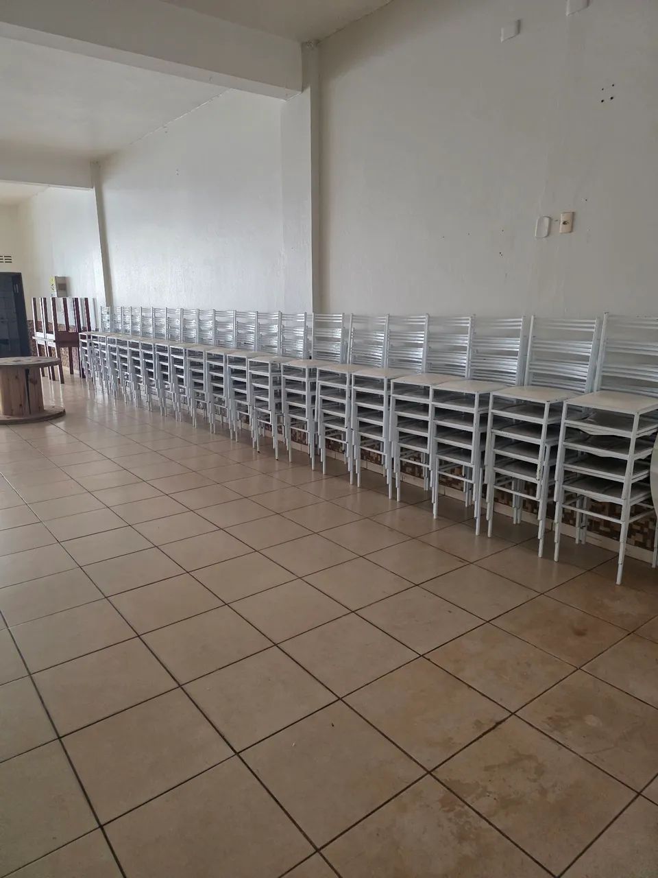 12 tampões MDF; e 100 cadeiras - Foto 2