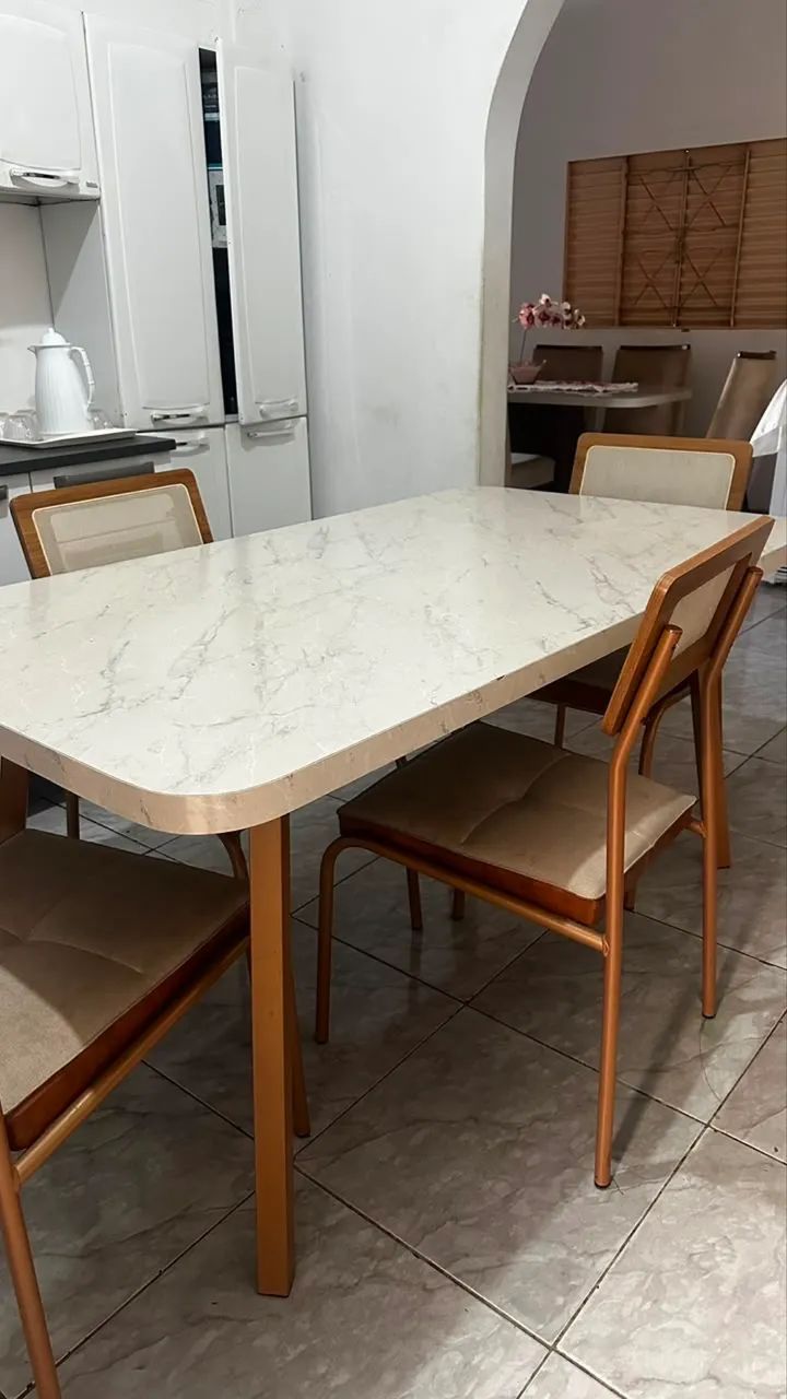 Mesa de jantar  com 6 cadeiras 