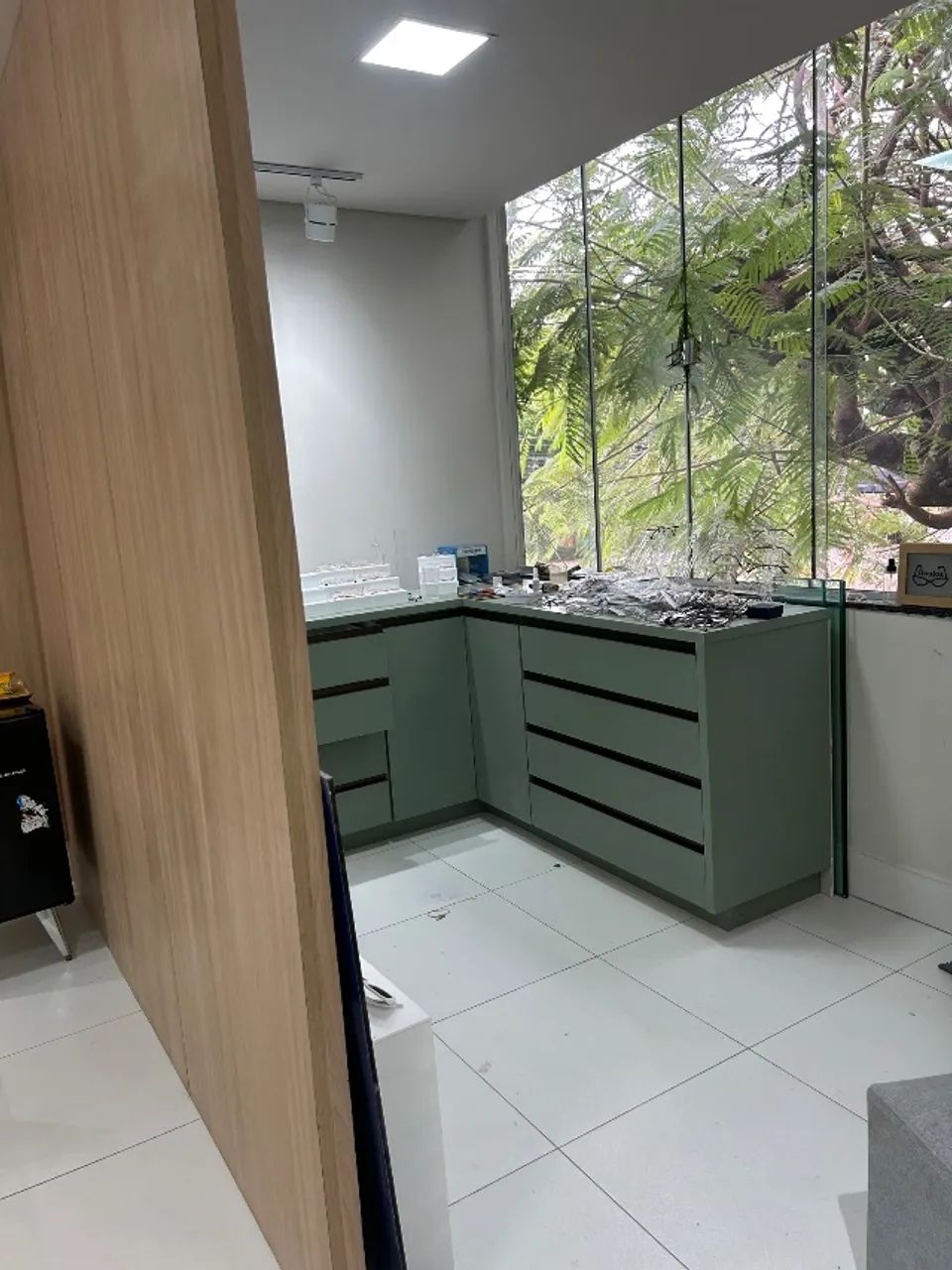 Sala para escritório ou atendimento estético/beleza. 