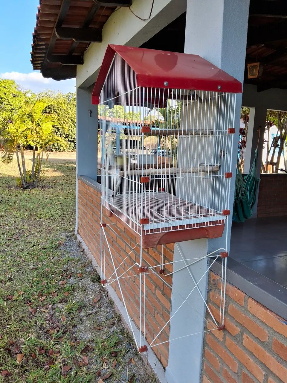 Vendo gaiola grande para pássaros, com suporte elevado e excelente espaço interno. - Foto 2