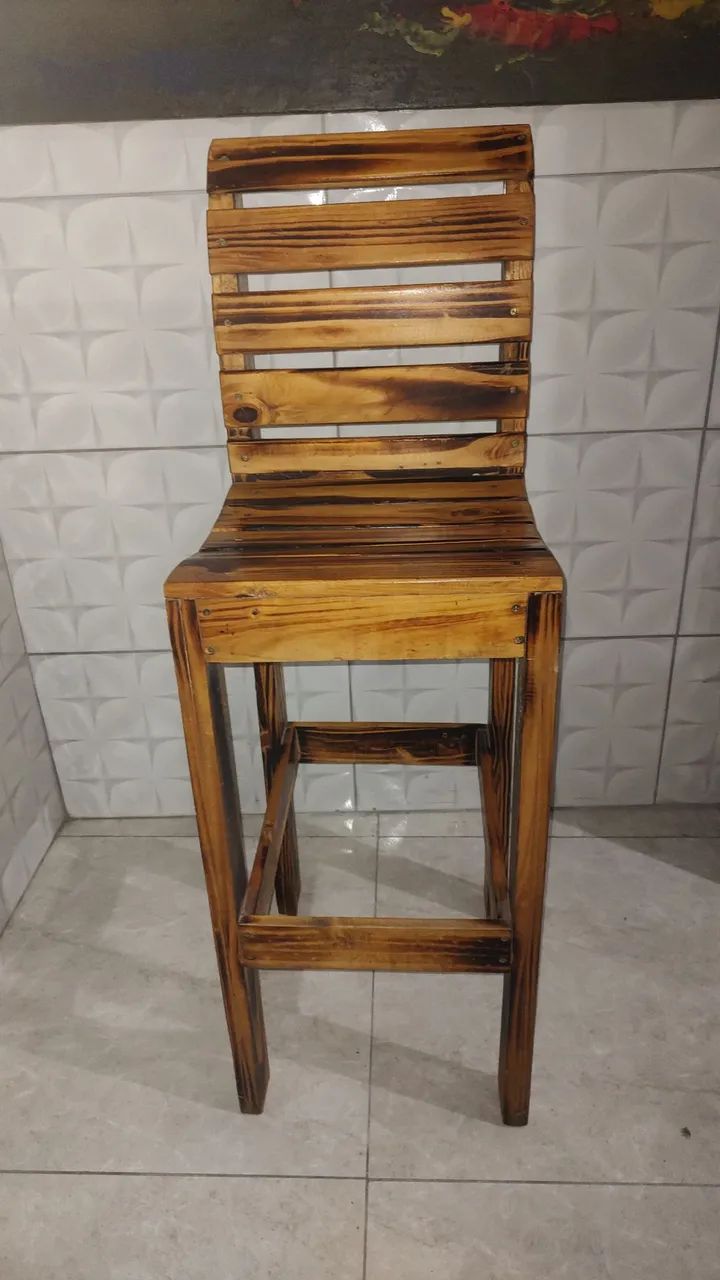 Vendo um banco alto de pinus.