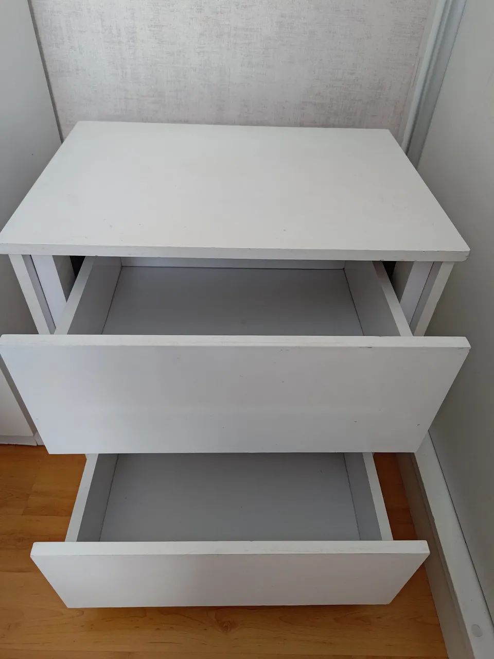 Criado mudo branco com duas gavetas - Foto 4