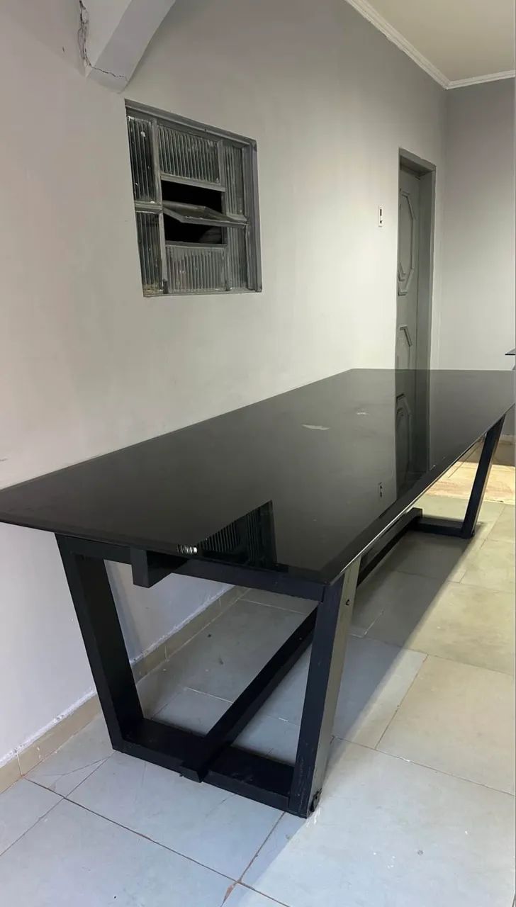 Mesa de jantar de vidro com estrutura de madeira 