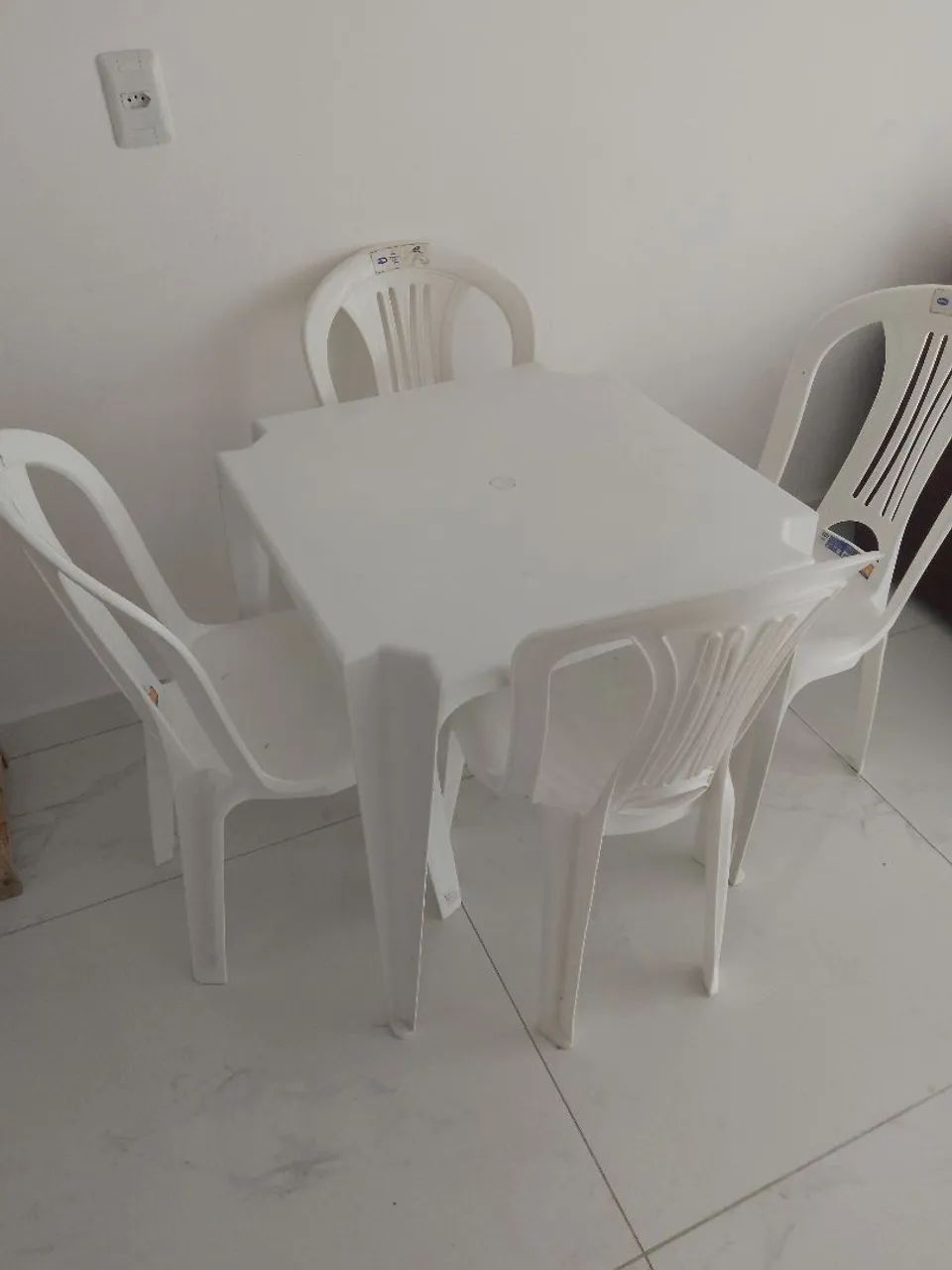 Mesa com 4 cadeiras  não entrego 