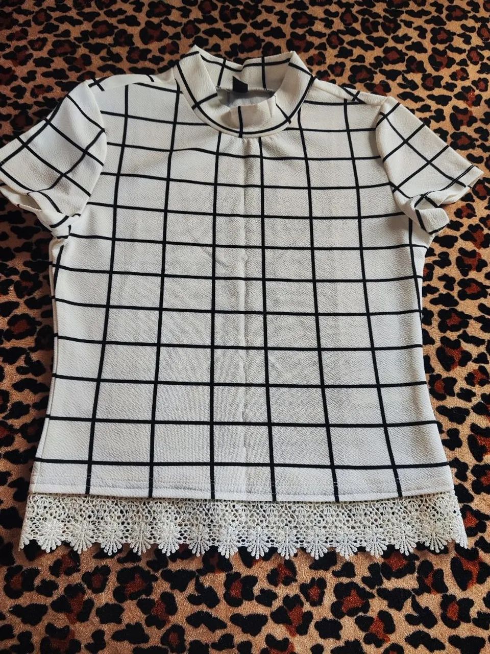 Vendo blusa com detalhes na parte inferior 