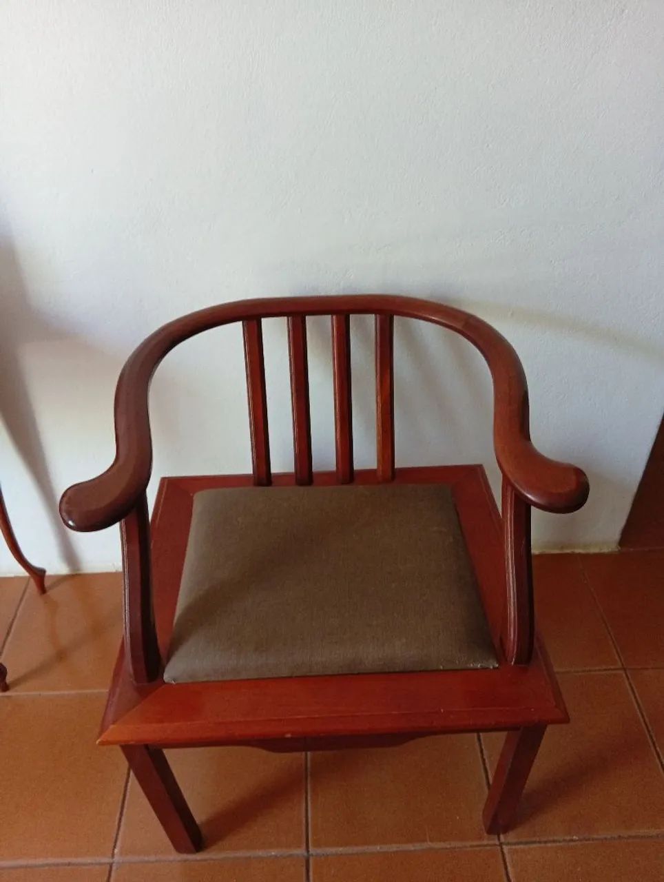 Namoradeira e duas poltronas em madeira maciça (mogno) com assentos removíveis e laváveis  - Foto 4